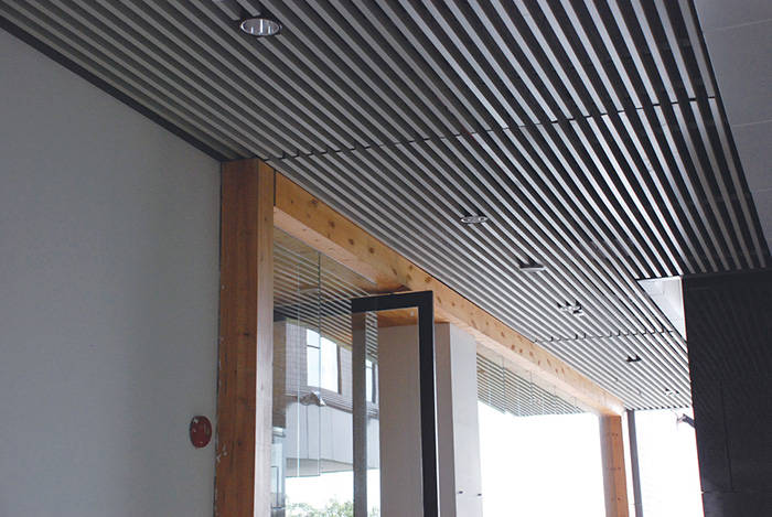 室內家裝行業采用金屬建材木紋鋁方通材料吊頂裝修效果實拍展示